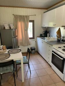 Η κουζίνα ή μικρή κουζίνα στο Kiki House +9 φωτογραφίες