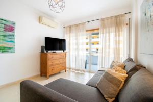 ポルティマンにあるBeGuest Salty Breeze in Portimãoのソファと薄型テレビのあるリビングルーム