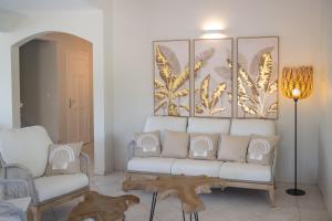 sala de estar con sofá blanco y 2 sillas en Bel Embrun - Villa Iléenne, en Les Trois-Îlets 57 fotos más