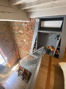a living room with a couch and a brick wall at La stanza dei citti-Lapo in Arezzo