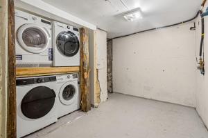 eine Waschküche mit zwei Waschmaschinen darin in der Unterkunft Charming Townhouse - Walk Everywhere! in Bergen