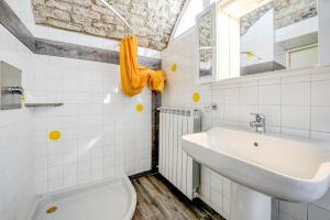 ガルニャーノにあるLemon Garden Retreat -Villa Aquaの洗面台とトイレ付きのバスルーム +31枚の写真