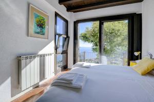 ガルニャーノにあるLemon Garden Retreat -Villa Aquaのベッドが2つと大きな窓がある寝室