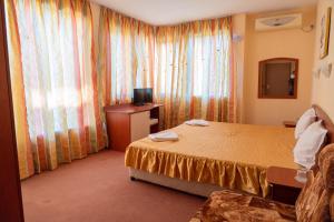 Postel nebo postele na pokoji v ubytování Family Hotel Mimosa
