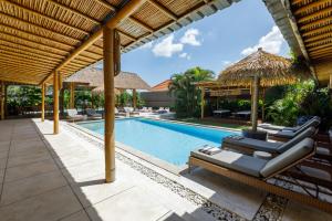 una foto di una piscina in una villa di Bloomfield Umalas a Canggu