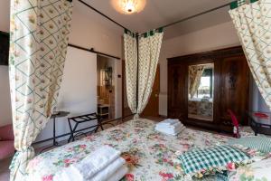 a bedroom with a bed and a window with curtains at Tenuta Tre Gemme in Cantina- Renascenzia SantIrene in Catignano