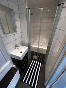 a bathroom with a sink and a shower at Cozy apartment in quiet neighborhood in Oslo