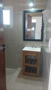 ein Badezimmer mit Waschbecken und Spiegel in der Unterkunft La agreste in Villa Yacanto + 21 Fotos