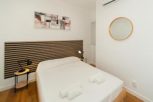 En eller flere senge i et værelse på WELCS APARTAMENTO 261 EMP cerca de la playa