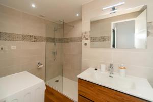 Et badeværelse på WELCS APARTAMENTO 261 EMP cerca de la playa + 12 billeder