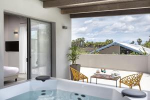 Bazén v ubytování Ros'e Mari Green Home Hotel nebo v jeho okolí