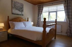 una camera da letto con un letto e una finestra di Druminoo Ocean View Killybegs Pet friendly a Drumanoo