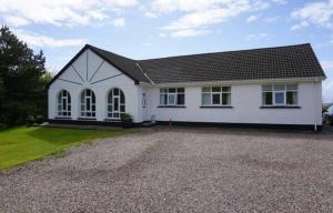 una casa bianca con un vialetto di ghiaia di Druminoo Ocean View Killybegs Pet friendly a Drumanoo