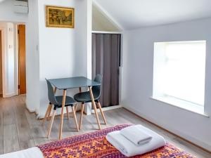 Et opholdsområde på Glastonbury-FreeParking-ContactlessCheckIn-Sleeps2