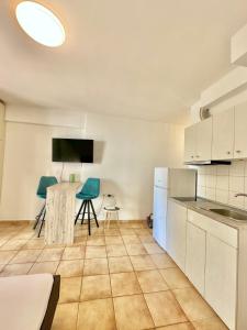 een keuken met witte kasten en een tafel en stoelen bij Larisa City Ap 5 with parking in Larisa