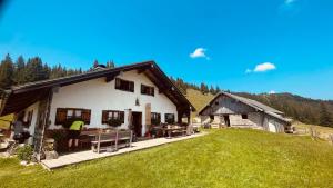 a man standing in front of a house at ciao-aschau Gschwendtnerhof Ap21 Kappes in Aschau