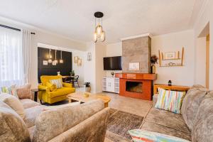 Posezení v ubytování Nakuru Stay 3 Bed 2 En-suite with Sleek Dining