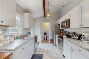Dapur atau dapur kecil di Lounging in Long Pond