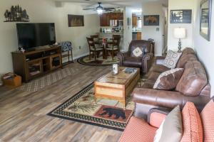 Μια τηλεόραση ή/και κέντρο ψυχαγωγίας στο Braircliff Condo