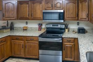 Η κουζίνα ή μικρή κουζίνα στο Braircliff Condo +21 φωτογραφίες