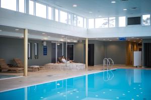 格雷诺码头酒店的坐在游泳池旁的浴缸里的女人