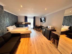 pokój hotelowy z łóżkiem i kanapą w obiekcie The Hillcrest Hotel w mieście Widnes +34 zdjęcia