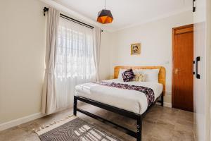 Postel nebo postele na pokoji v ubytování Nakuru Stay 3 Bed 2 En-suite with Sleek Dining