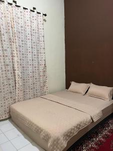 Postel nebo postele na pokoji v ubytování Rabani House - Mentawai Tour Package, Airport Transport, Sumatra Local Touch,