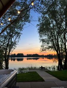 una vista sul lago al tramonto da una casa di 3 Hazelwood lakeside hideaway a Baston