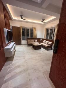 a living room with a couch and a tv at Extasea Beach Villa in Cheyūr