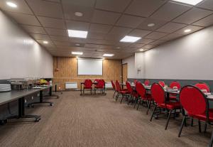 a conference room with red chairs and a whiteboard at B&B HOTEL Boulogne-sur-Mer Centre Les Ports in Boulogne-sur-Mer