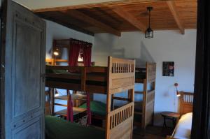 una habitación con varias literas en una habitación en Gîte du Grand Sourel, sa vue et son jardin, en Moissac-Vallée-Française