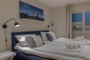 une chambre avec deux lits avec des serviettes dessus dans l'établissement Möwennest, à Tinnum