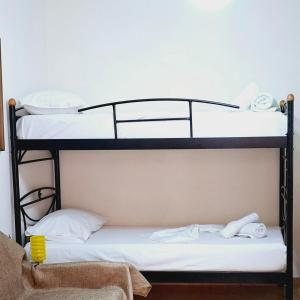 En eller flere senge i et værelse på Vangelos apartment