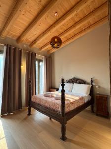 a bedroom with a bed with a wooden ceiling at La Maison du Lac Iseo 3 in Predore
