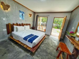 Un dormitorio con una cama grande en una habitación. en Dive and Sleep - All Inclusive Diving Guesthouse - 3 Dives per day, en Maamigili