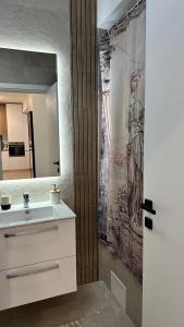 Ένα μπάνιο στο Marble Shelter Big&Comfy, Oradea Arena, near Airport