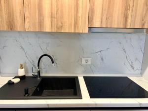 Η κουζίνα ή μικρή κουζίνα στο Marble Shelter Big&Comfy, Oradea Arena, near Airport +23 φωτογραφίες