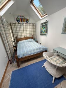 een slaapkamer met een bed en een tafel bij Chalgrove Way in Caversham