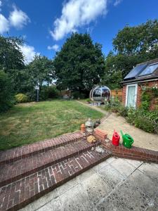 een tuin met een bakstenen trap en een bankje bij Chalgrove Way in Caversham