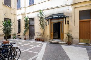 ein Gebäude, vor dem Fahrräder geparkt sind in der Unterkunft The Best Rent - Bright flat near San Pietro in Rom