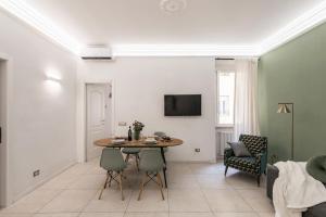 ein Wohnzimmer mit Tisch und Stühlen in der Unterkunft The Best Rent - Bright flat near San Pietro in Rom
