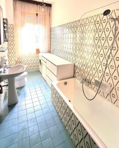 Ένα μπάνιο στο Gretel Apartment Bergamo