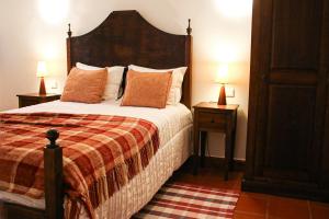 Un dormitorio con una cama grande con dos mesitas de noche. en Quinta da Chanca, en Paredes de Coura 33 fotos más