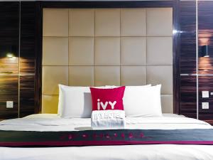 En eller flere senger på et rom på Ivy Hotel Awolowo