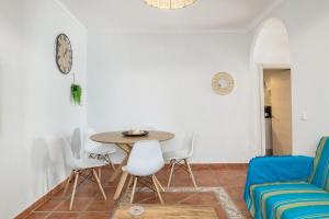 a living room with a table and chairs at Apartamento Centro Conil - Andalmar in Conil de la Frontera +15 photos