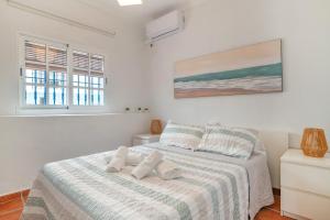 a bedroom with a bed with two towels on it at Apartamento Centro Conil - Andalmar in Conil de la Frontera