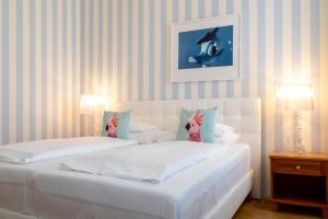 Łóżko lub łóżka w pokoju w obiekcie Hotel Schwalbe