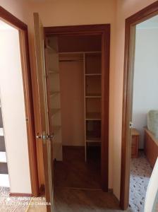 ダウガフピルスにあるVienības 34の戸棚付きの部屋へとつながるドア