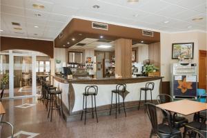 Reštaurácia alebo iné gastronomické zariadenie v ubytovaní Hotel Anna